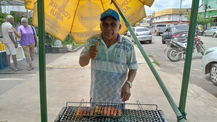 Aos 75 anos, ‘Seu Raimundo’ esbanja simpatia na venda de espetinhos