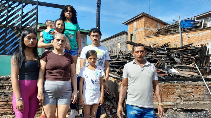 Família que perdeu tudo em incêndio sofre para reconstruir o lar