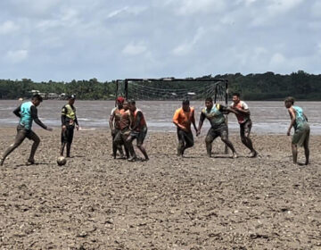 Só na maré baixa: com tempo curto e o sol forte, futlama é atração nas férias de Santana