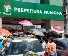 Ao som de ‘É o Tchan’, servidores protestam após descontos abusivos da Prefeitura de Macapá