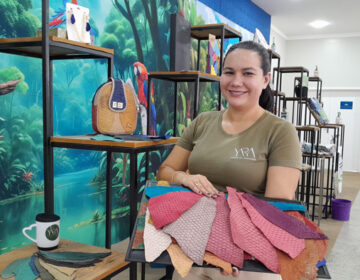 No Amapá, peles de peixe que iriam pro lixo viram bolsas, sapatos e acessórios