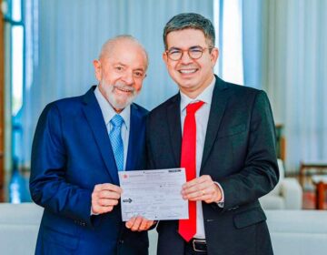 Lula assina MP que equipara policiais civis do ex-território à PF