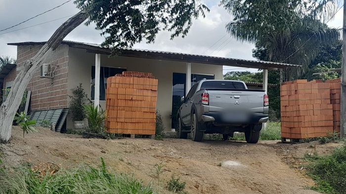 Os contrastes e a disputa por terras ao longo da Rodovia do Centenário