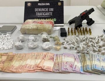 Em flagrantes simultâneos, homem e mulher são presos com armas e drogas