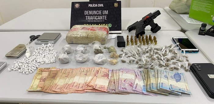 Em flagrantes simultâneos, homem e mulher são presos com armas e drogas