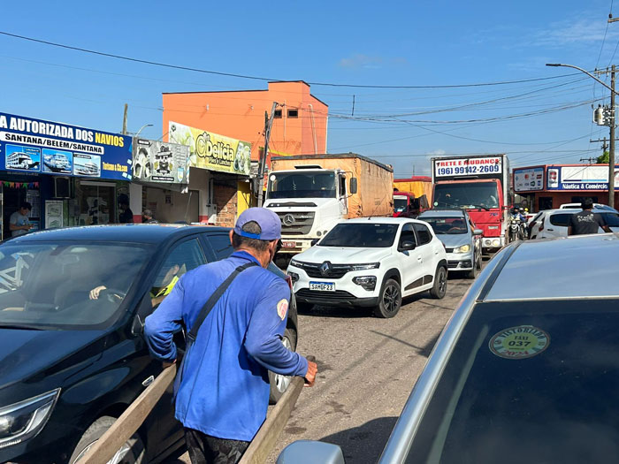 Fluxo de férias e desorganização causam congestionamentos no porto