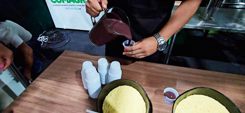 Açaí, farinha e poupas: Na Expofeira, estande exibe alimentos incorporados à merenda escolar