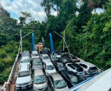 Ferry Boat lotado invade mata e água entra na embarcação encalhada