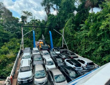 Ferry Boat lotado invade mata e água entra na embarcação encalhada