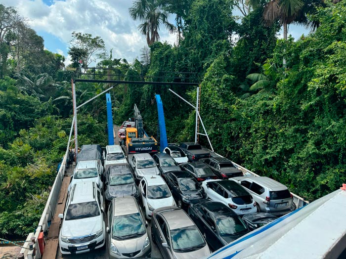 Ferry Boat lotado invade mata e água entra na embarcação encalhada