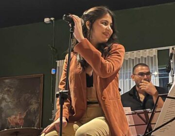 Bia Nelluty se apresenta em Copacabana durante baile famoso no RJ