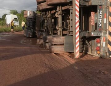 Carreta tomba e trânsito em ramal de acesso a portos fica conturbado
