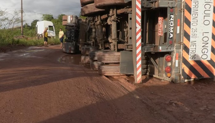 Carreta tomba e trânsito em ramal de acesso a portos fica conturbado