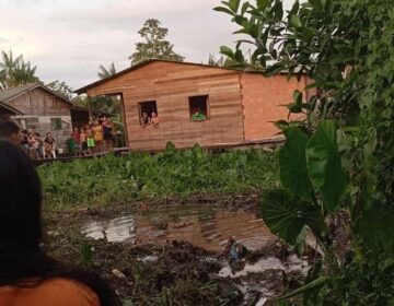 Polícia investiga morte de homem encontrado enterrado na lama
