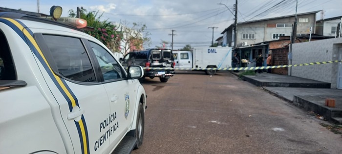 Filho morre em troca de tiros com a PM, enquanto mãe procurada por tráfico foge