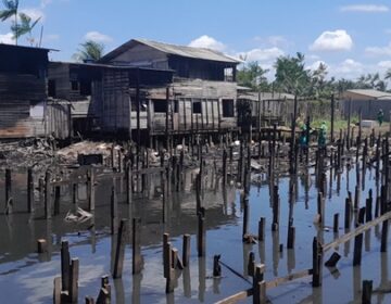 Energia começa e ser restaurada e vítimas de incêndio ganharão geladeiras