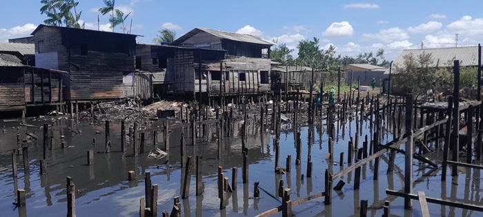 Energia começa e ser restaurada e vítimas de incêndio ganharão geladeiras