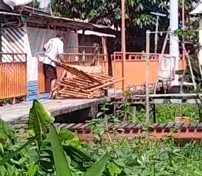 Homem é filmado arrancando corrimão em passarela entregue recentemente