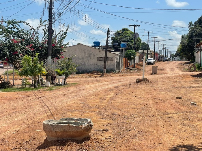 Acidentes e poeira: moradores cobram conclusão de pavimentação inacabada da PMM