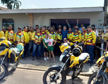 Ao entregar kits de segurança, Randolfe fala em assegurar aposentadoria a mototaxistas