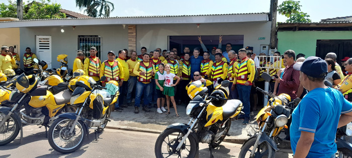 Ao entregar kits de segurança, Randolfe fala em assegurar aposentadoria a mototaxistas