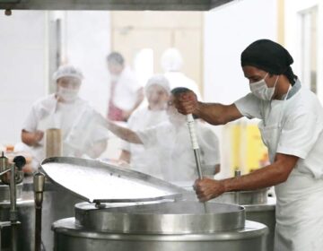 Comida precária: fornecedora de refeições diz que operação policial foi ‘surpresa’