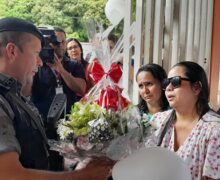 Na Escola AVT, Bope é aplaudido após prender assassino e entrega flores à mãe de aluno morto