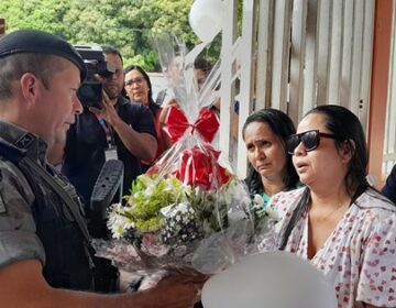 Na Escola AVT, Bope é aplaudido após prender assassino e entrega flores à mãe de aluno morto