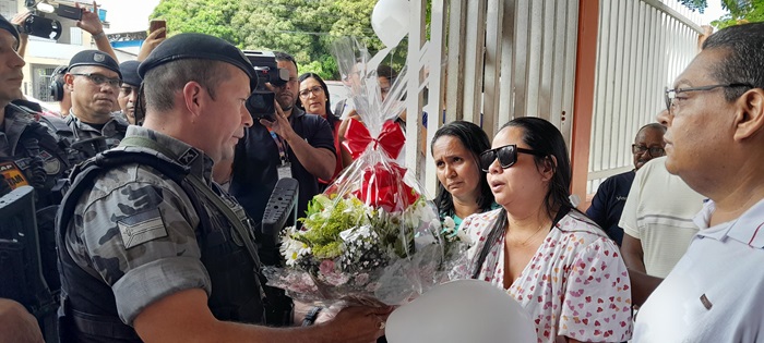 Na Escola AVT, Bope é aplaudido após prender assassino e entrega flores à mãe de aluno morto