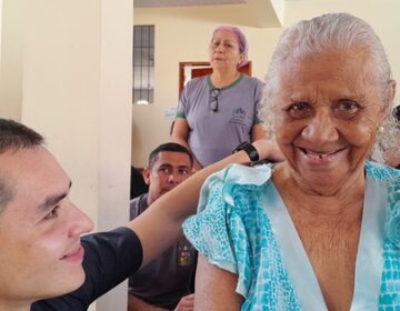 “É bom ser lembrada”, diz idosa ao receber abraço e doação do Bope no Abrigo São José
