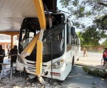 Ônibus antigo e sem freio invade padaria e por pouco não causa tragédia