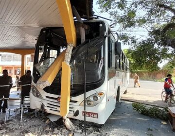 Ônibus antigo e sem freio invade padaria e por pouco não causa tragédia