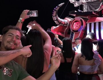 “Já peguei chifre e é top o som deles”, diz fã que invadiu palco e abraçou DJ do Carabao