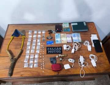 Criminosos usavam estilingue para arremessar drogas para dentro do Iapen, diz polícia
