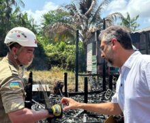 Clécio vai à escola destruída por incêndio e anuncia construção de prédio definitivo