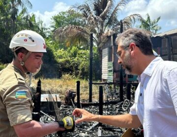 Clécio vai à escola destruída por incêndio e anuncia construção de prédio definitivo