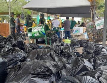 Voluntários retiram 4 toneladas de lixo de cartão postal de Macapá