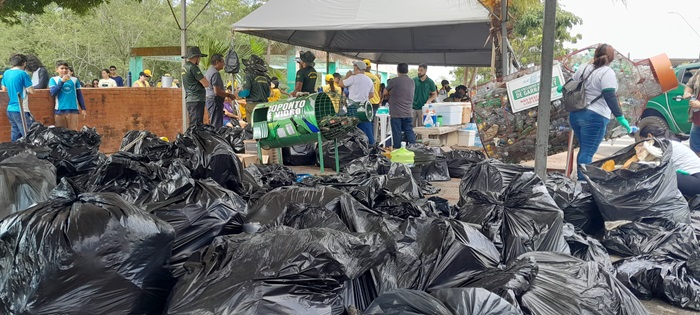 Voluntários retiram 4 toneladas de lixo de cartão postal de Macapá