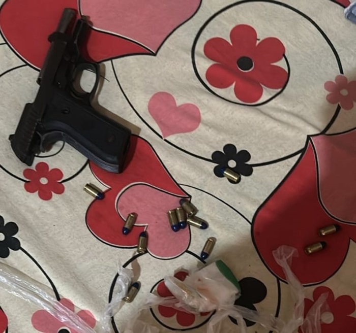 Adolescente é apreendido com pistola que já teria sido usada para matar 3 em Santana