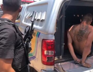 Suspeito de assalto resiste à prisão e tenta tomar arma de policial