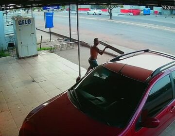 Transtornado, homem destrói carros e ameaça pessoas ‘sem motivo’ em Santana