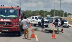 Reboque para na pista e jovem recém-concursado da PM morre ao colidir na traseira