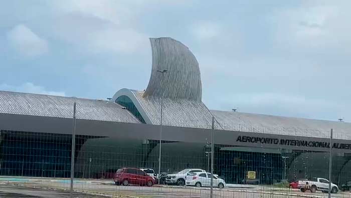 Ventania arranca telhado do Aeroporto de Macapá