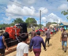 Indígenas do Amapá formam corrente humana para puxar gerador de 550 kVA até aldeia