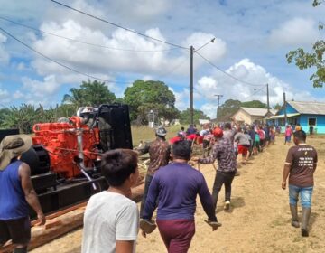 Indígenas do Amapá formam corrente humana para puxar gerador de 550 kVA até aldeia