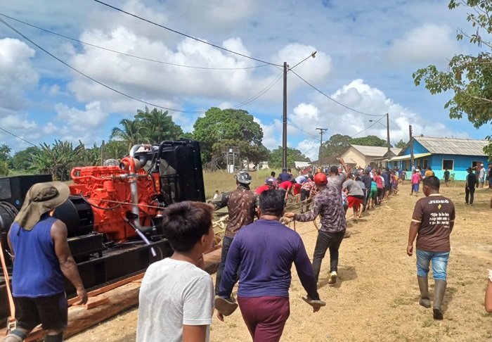 Indígenas do Amapá formam corrente humana para puxar gerador de 550 kVA até aldeia