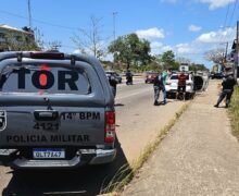 Polícia aborda carro sem placa e descobre dinheiro da ‘caixinha’ de facção