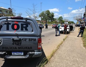 Polícia aborda carro sem placa e descobre dinheiro da ‘caixinha’ de facção