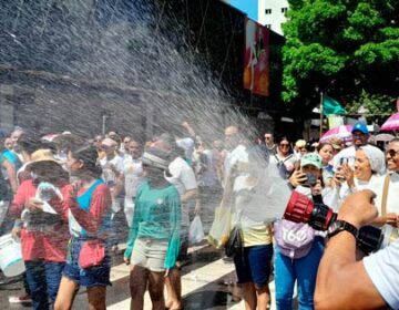 Pela 1ª vez, evangélicos molham a rua e distribuem água no Círio no AP: ‘ato de amor’