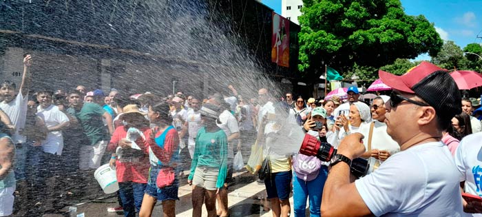 Pela 1ª vez, evangélicos molham a rua e distribuem água no Círio no AP: ‘ato de amor’